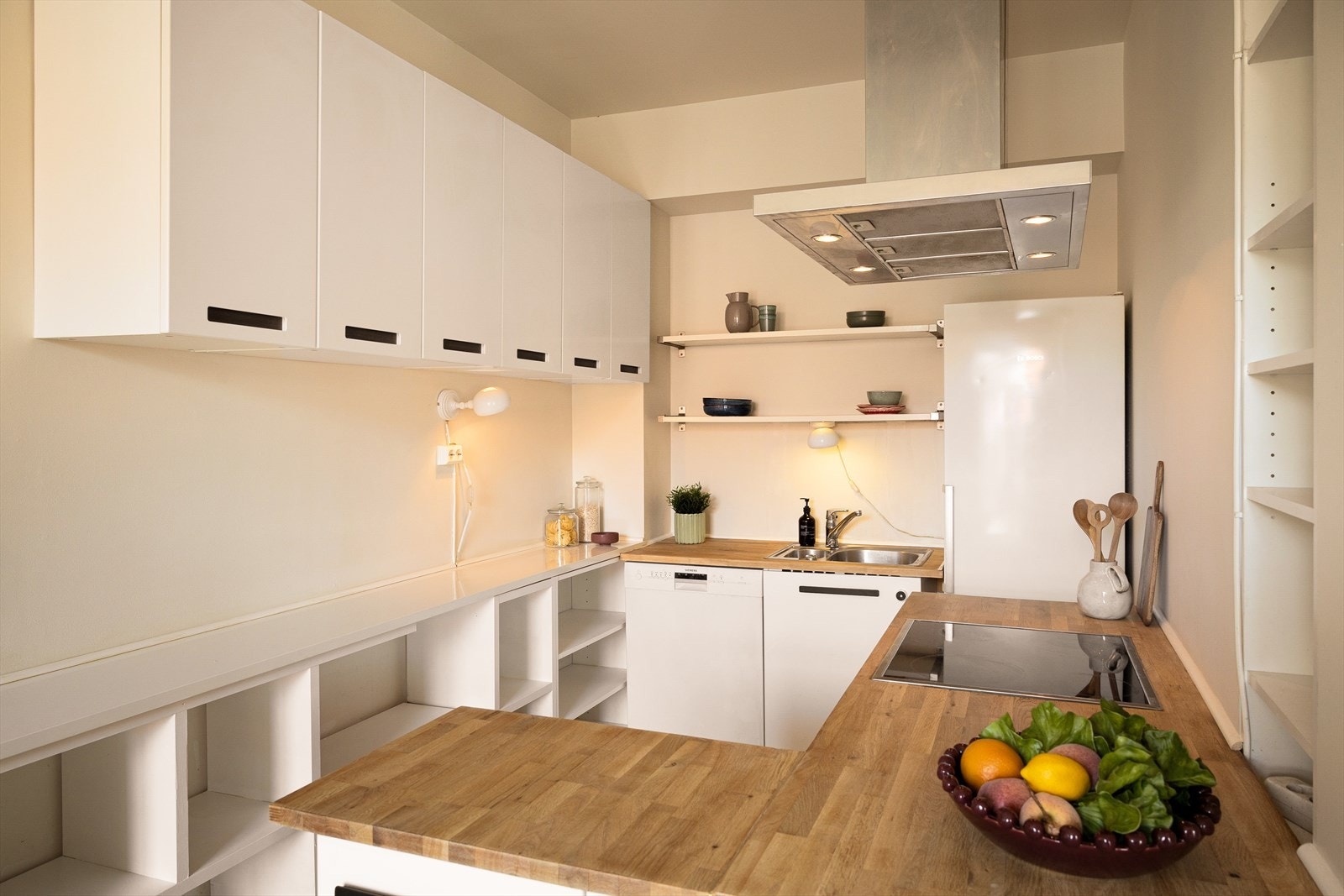 Rikelig med skap- og benkeplass. Galleribilde