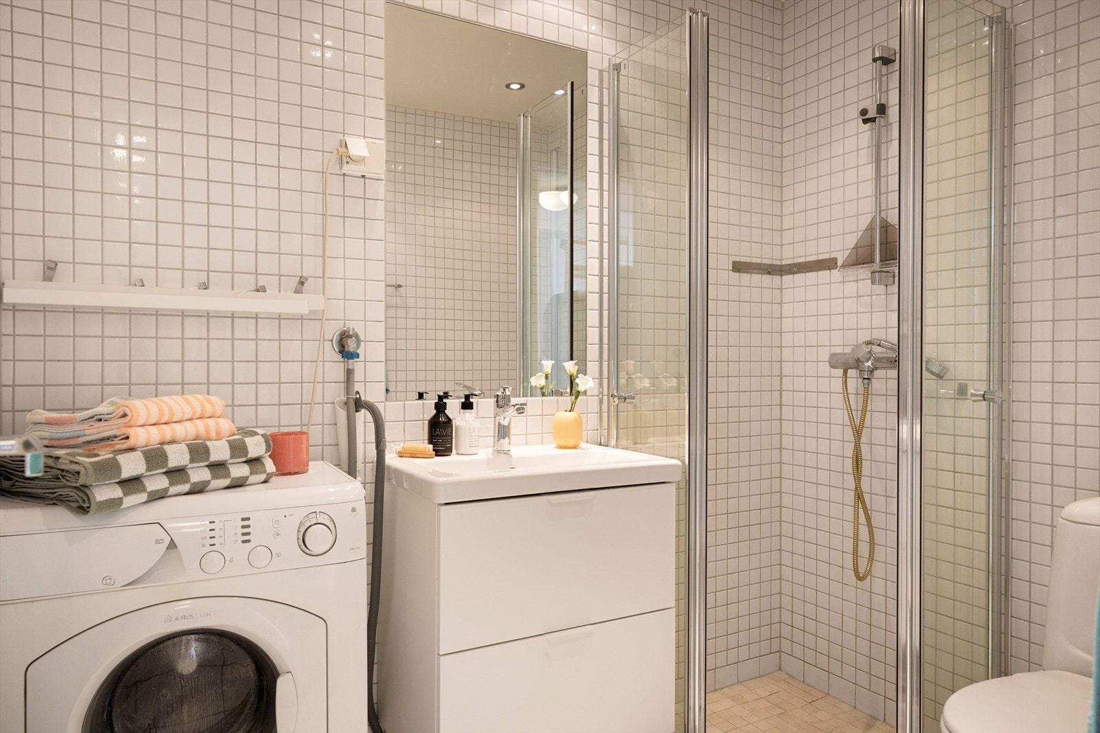 Hybeldelen har også et pent flislagt bad med dusjsone og opplegg for vaskemaskin. Galleribilde