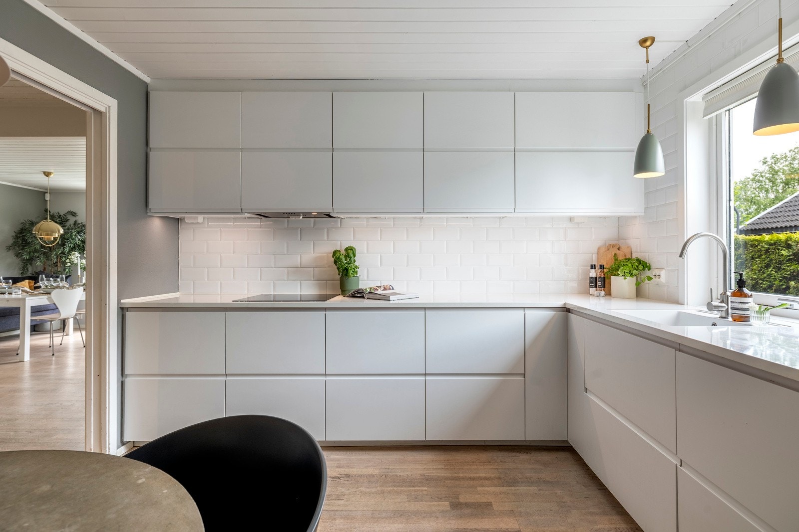 Kjøkkenet har en pen innredning fra Ikea med lyse slette fronter og laminerte benkeplater med nedfelt oppvaskkum. Galleribilde