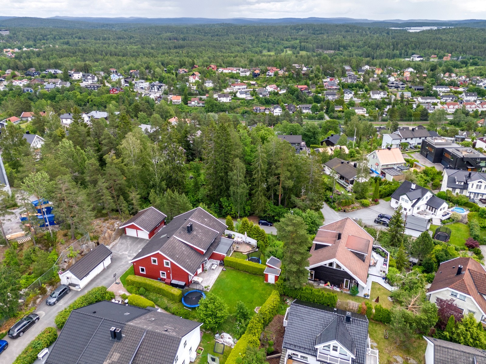 Boligen ligger i et meget barnevennlig og attraktivt boligområde på Myrvolltoppen. Galleribilde