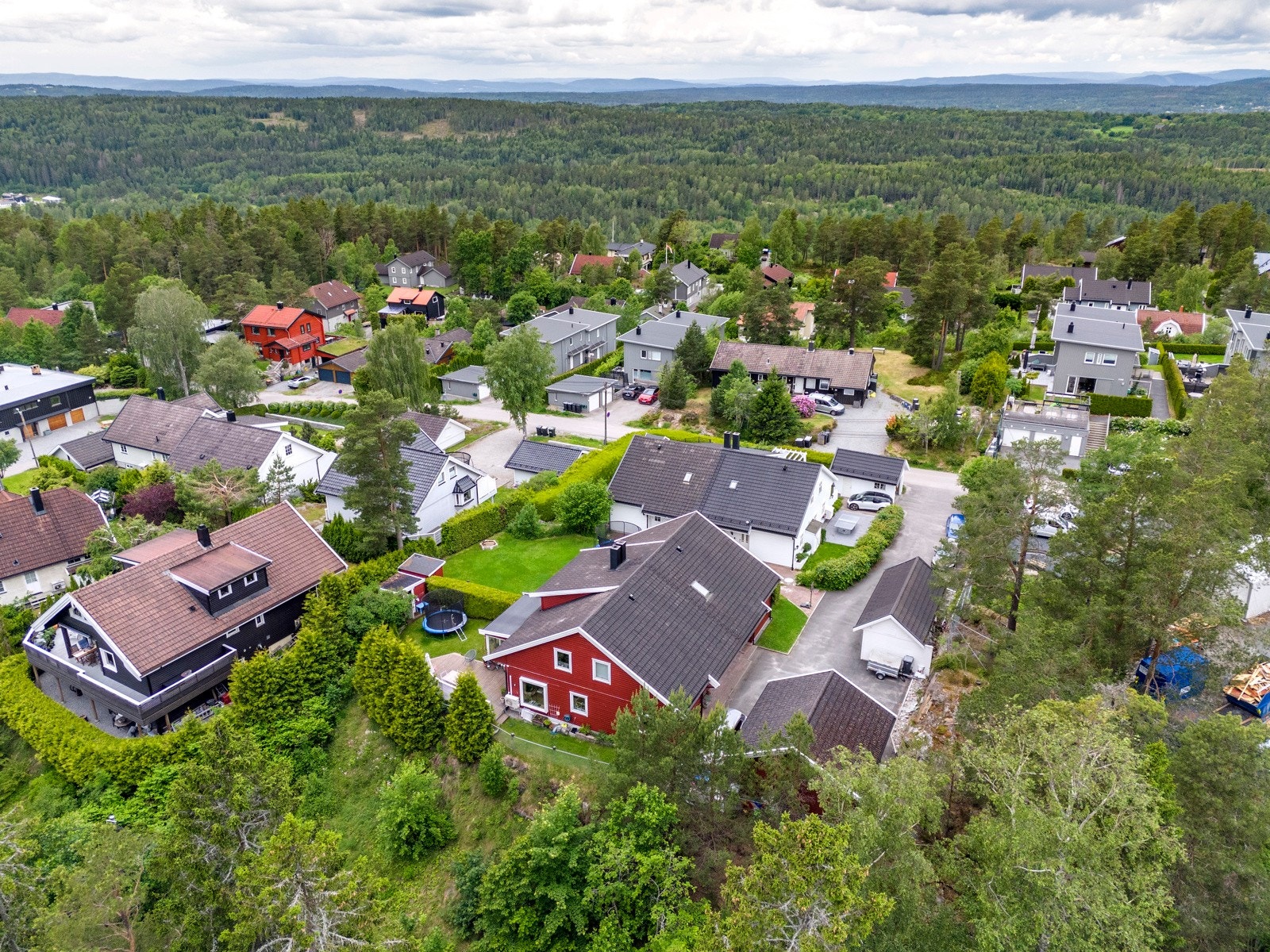 Forøvrig er det kort vei til svømmehall, flere treningssentre og idrettshaller, samt The Well. Galleribilde
