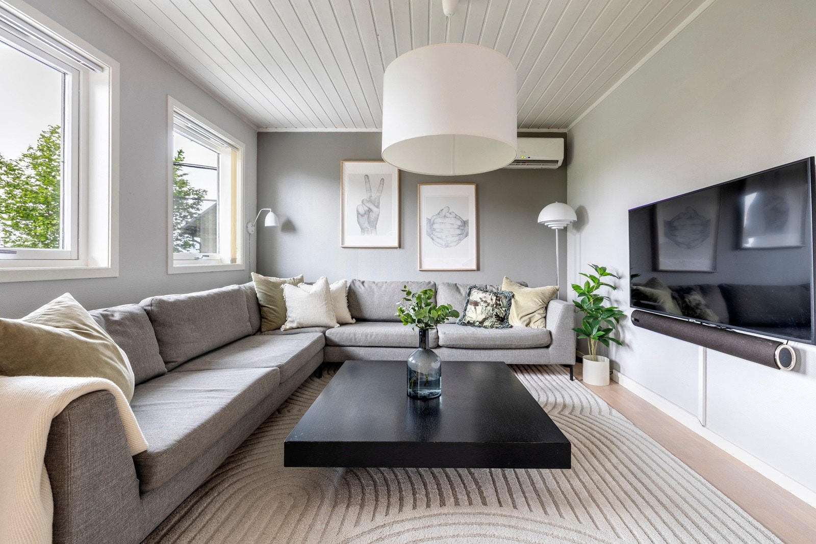 Her er det rikelig med plass til både sofalounge, TV-anlegg og spisebord. Galleribilde