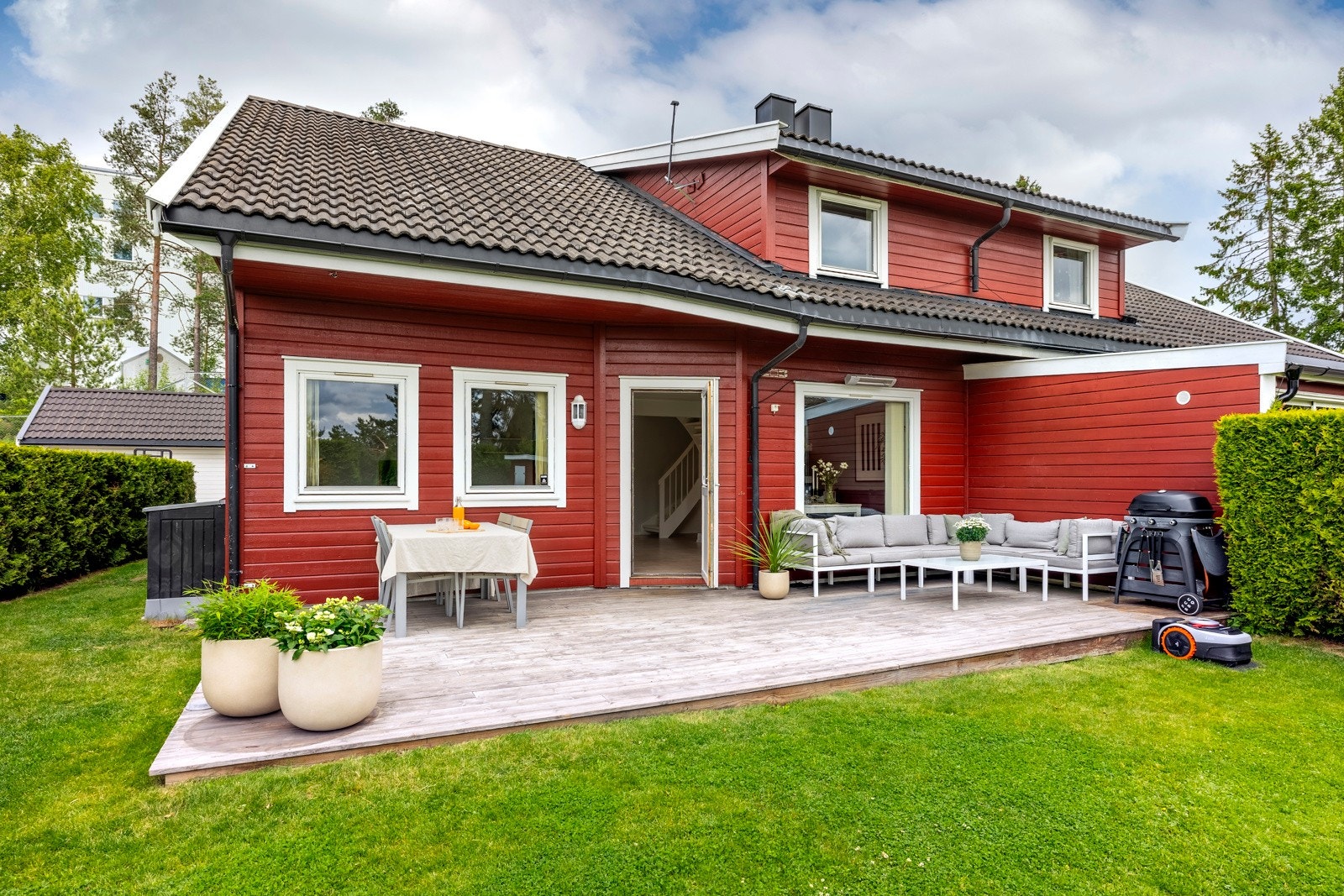 Fra stuen er det utgang til en solrik terrasse på ca. 28 kvm. Galleribilde