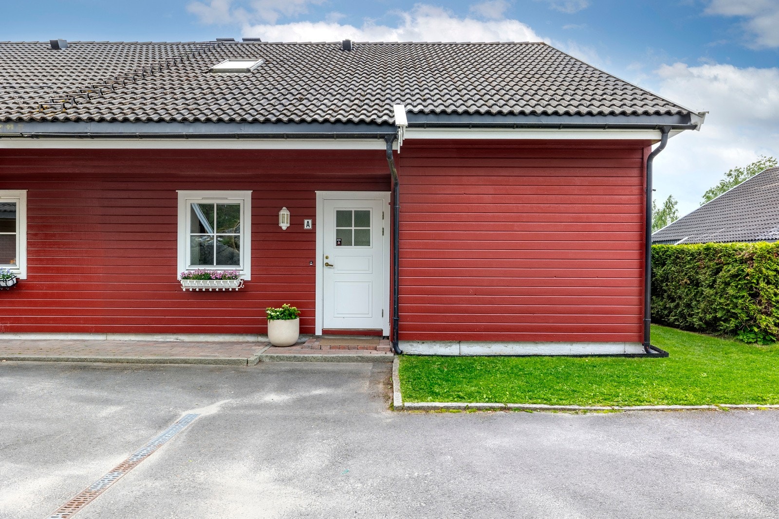 Med disse uteområdene har boligen alt som skal til for å skape fine øyeblikk utendørs. Galleribilde