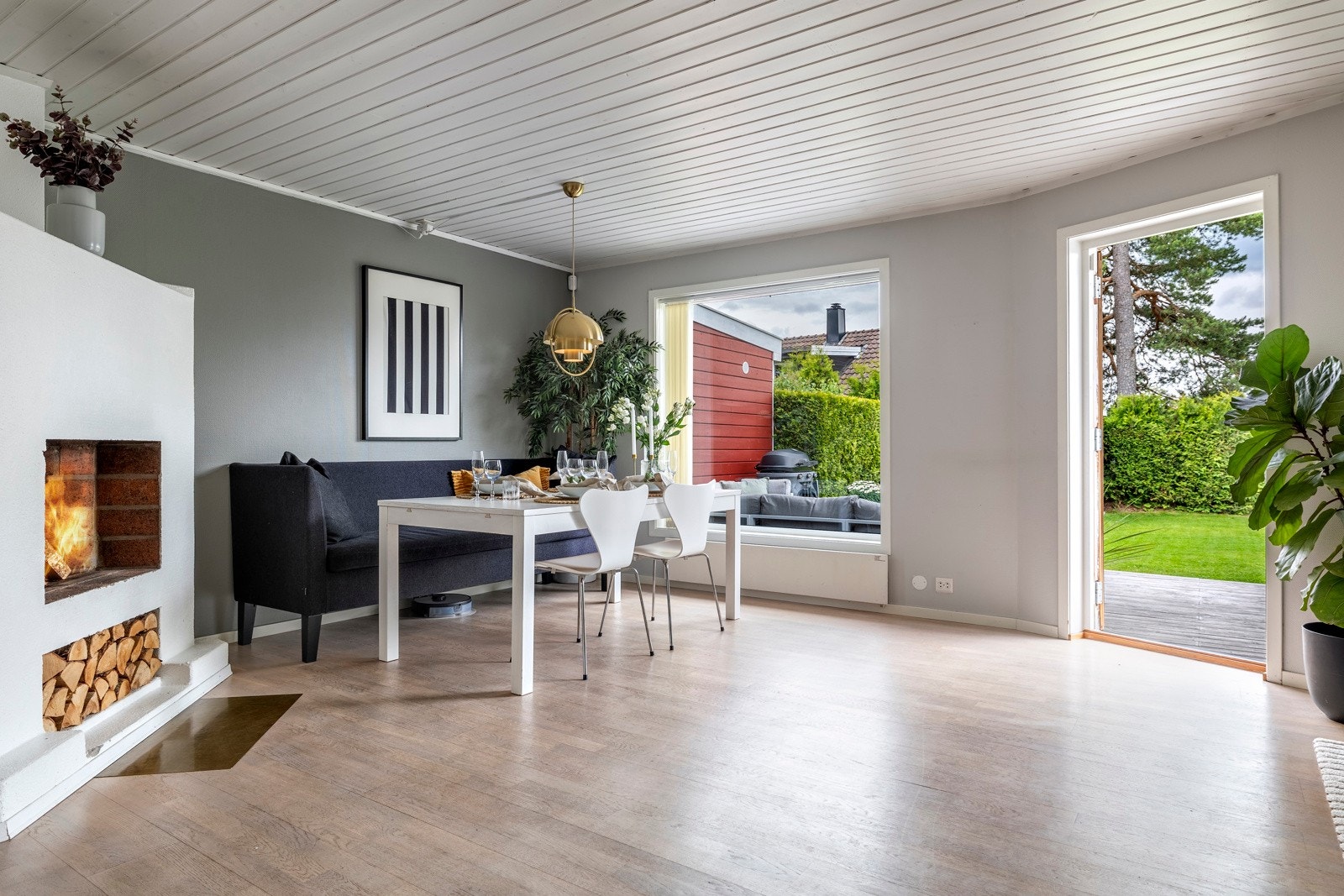 Store vindusflater slipper inn rikelig med naturlig lys. Galleribilde