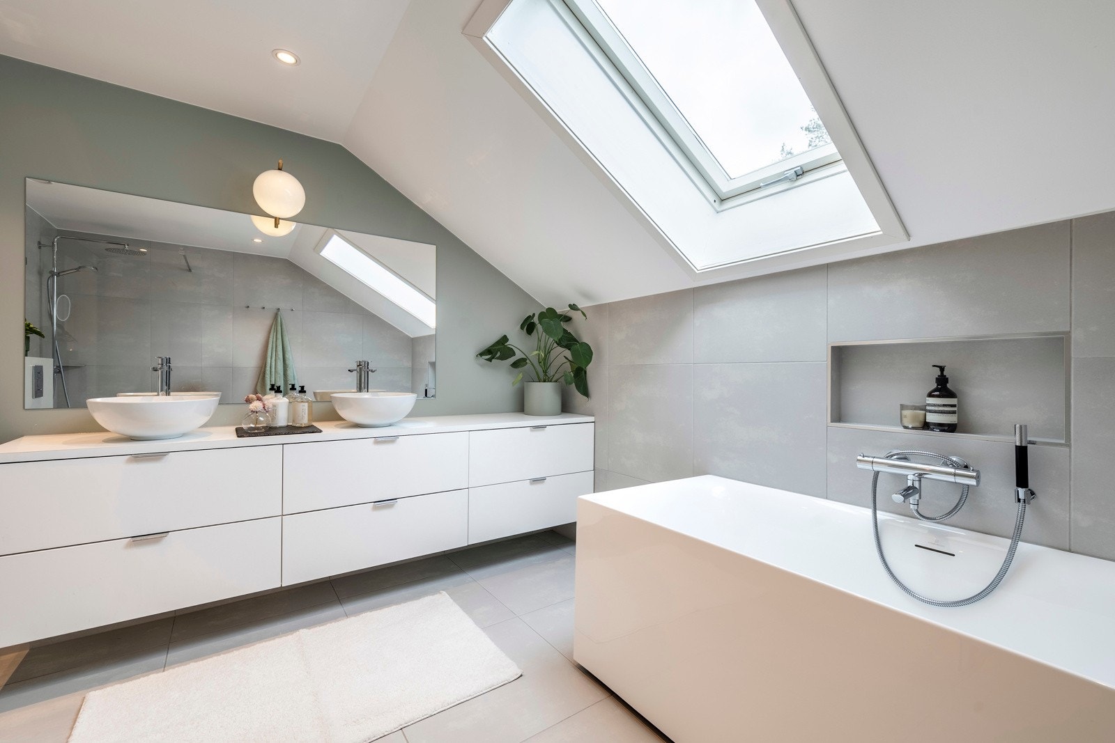 Badet har elektriske varmekabler, innfelt downlights og mekanisk avtrekk. Galleribilde