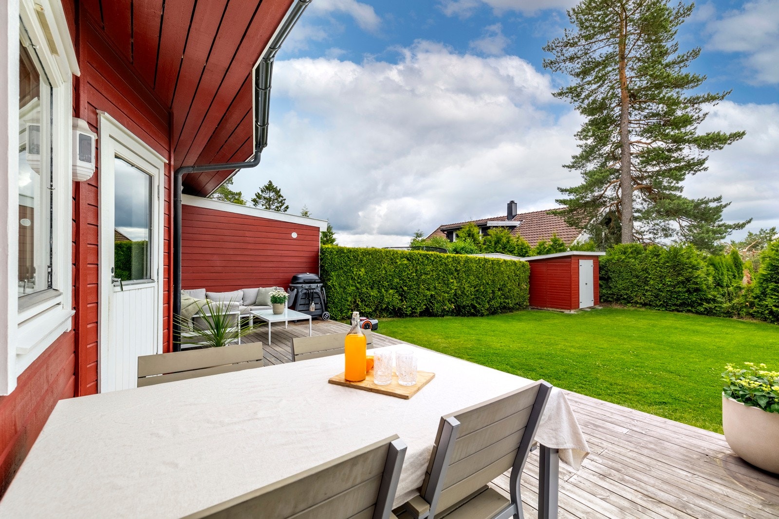 Terrassen har god plass til både sittegruppe, spisebord og grill. Galleribilde