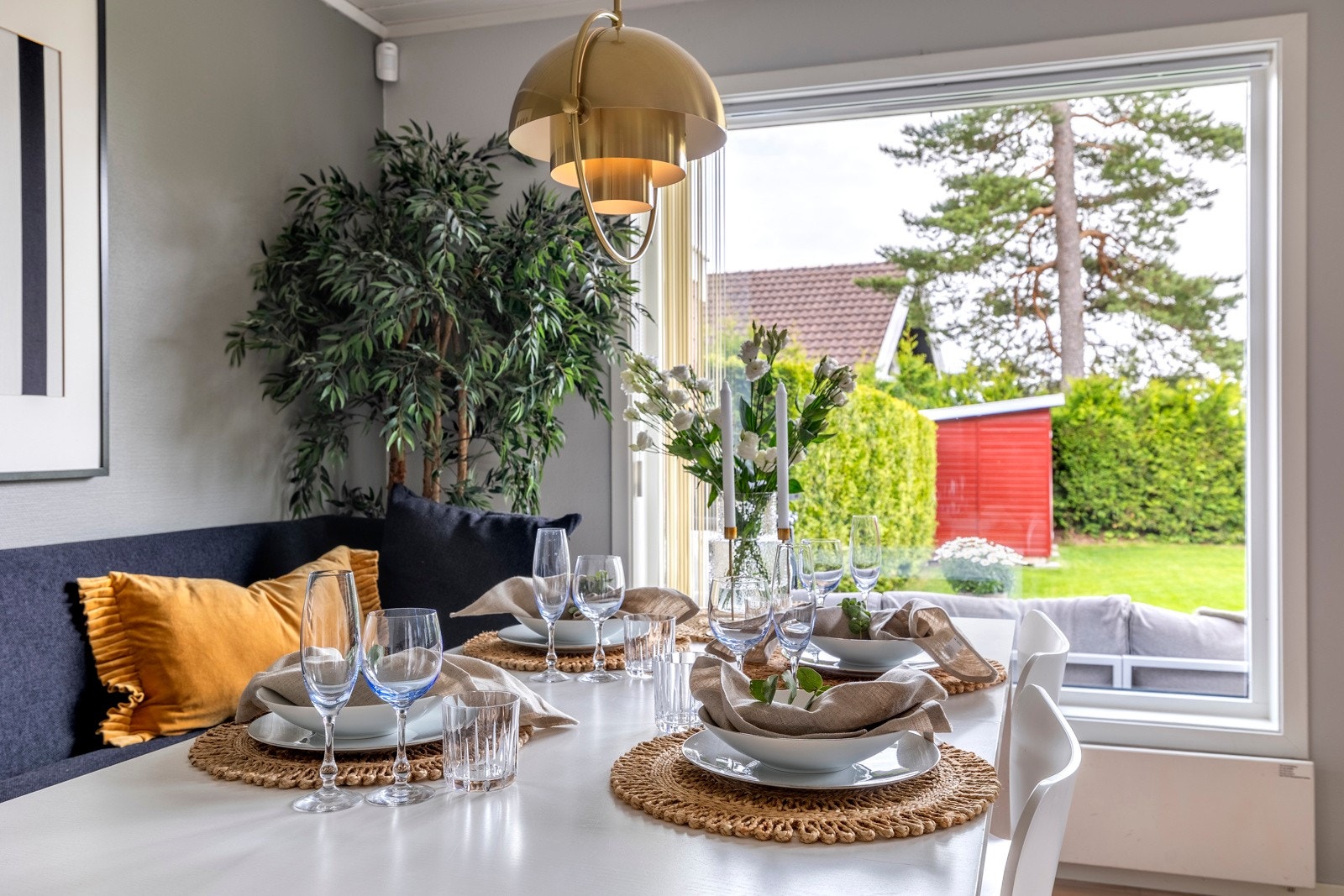 I stuen kan man nyte hyggelige måltider med flott utsikt over den nydelige hagen. Galleribilde