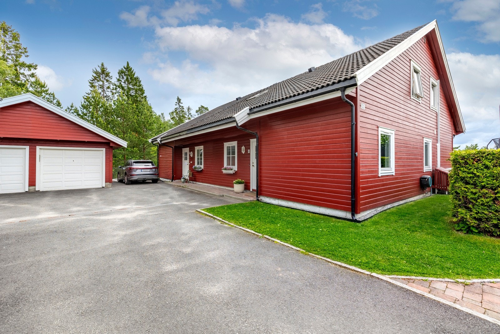 Det er parkering i garasje og på gårdsplass med plass til flere biler. Det er montert elbillader. Galleribilde