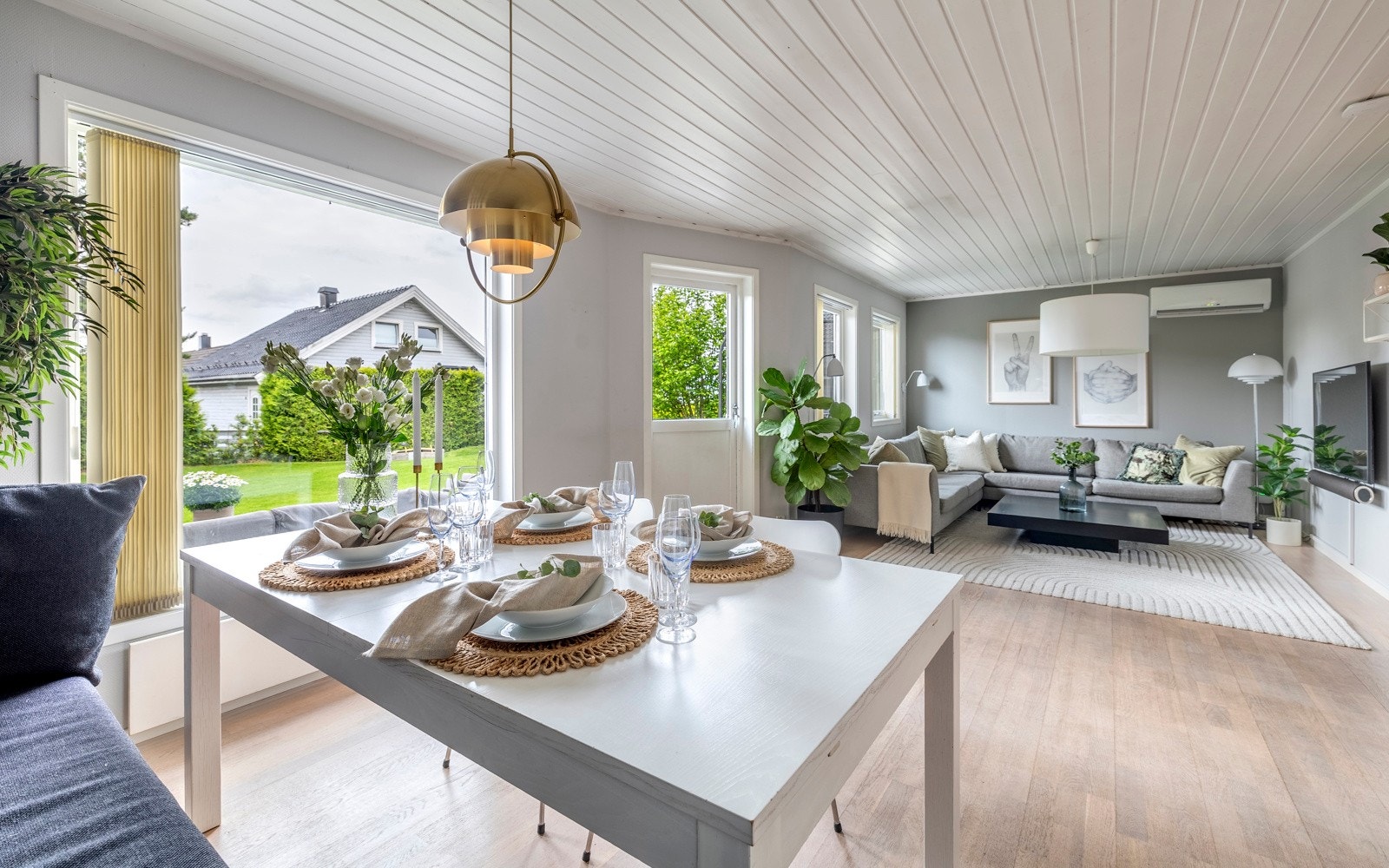 Fra stuen er det utgang til terrassen - en fin forlengelse av oppholdsrommet i sommerhalvåret. Galleribilde