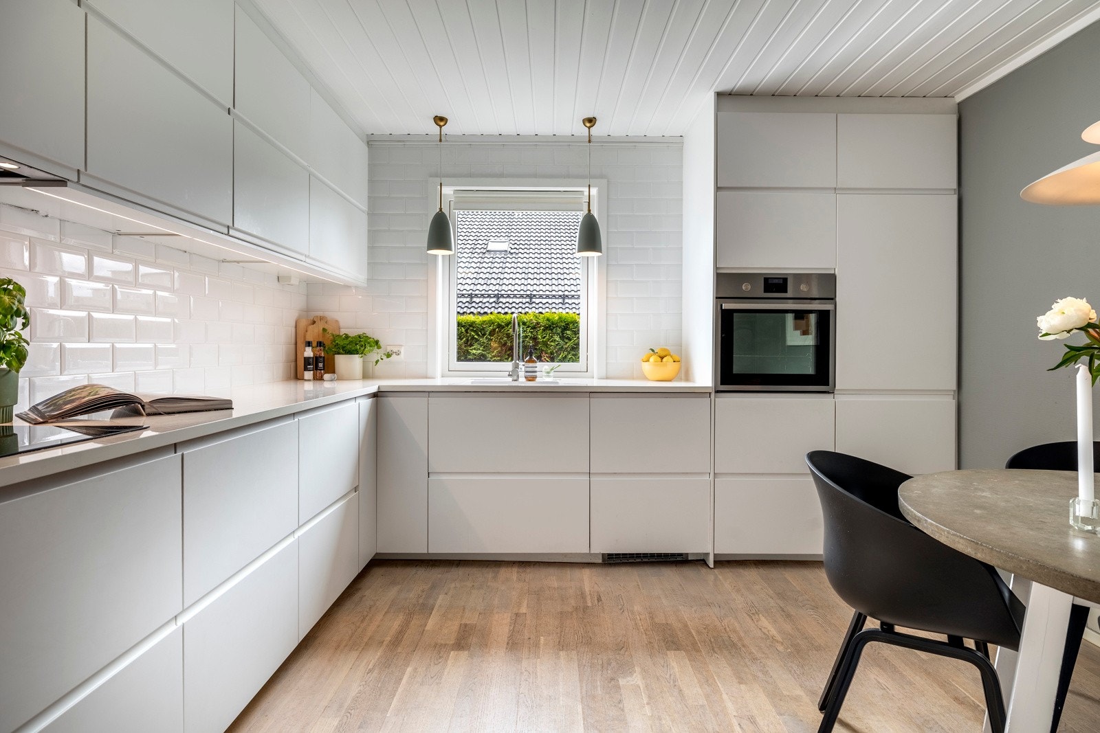 Kjøkkenet har en pen innredning fra Ikea. Kjøkkenet har rikelig med benke- og skapplass langs med to vegger, samt god plass til et spisebord. Galleribilde