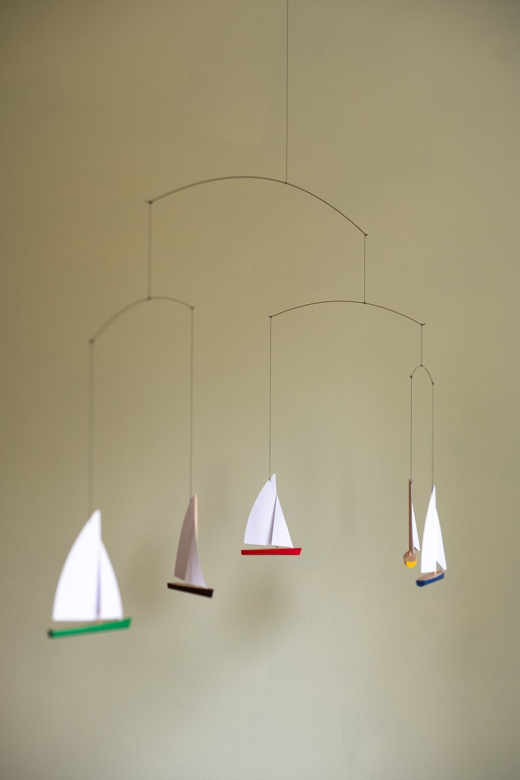 Soverommene er malt i delikat fargetone og har 3-stavs eikeparkett på gulv Galleribilde