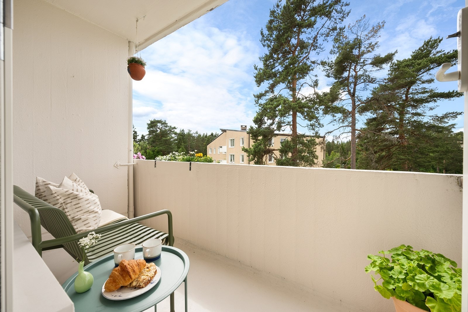 Fra stue er det utgang til vestvendt balkong med meget gode solforhold Galleribilde