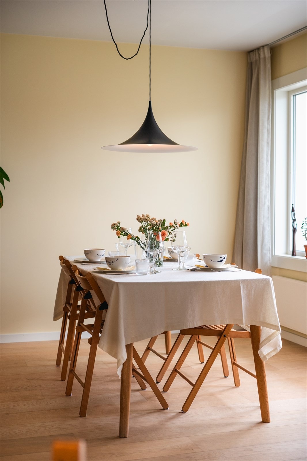 Det er fin plass til spisegruppe ved kjøkkenet Galleribilde