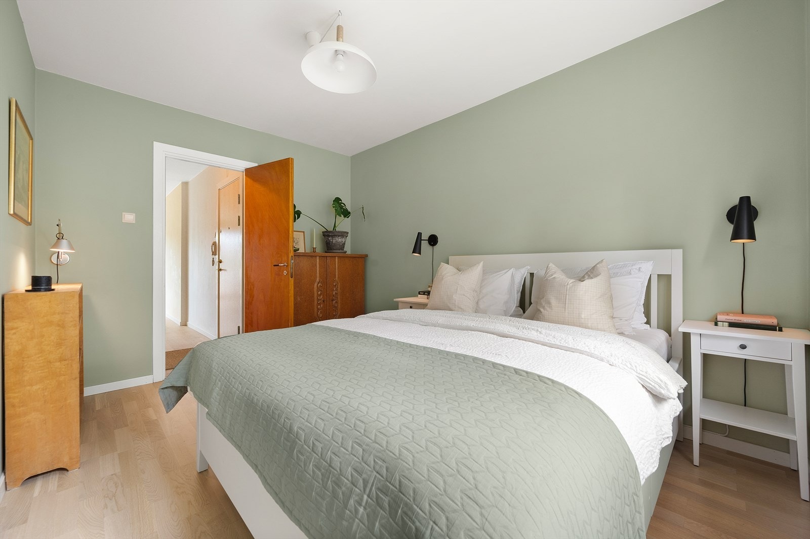 Hovedsoverommet | Rommet er av fin størrelse med plass til dobbeltseng, tilhørende nattbord og garderobeløsning Galleribilde