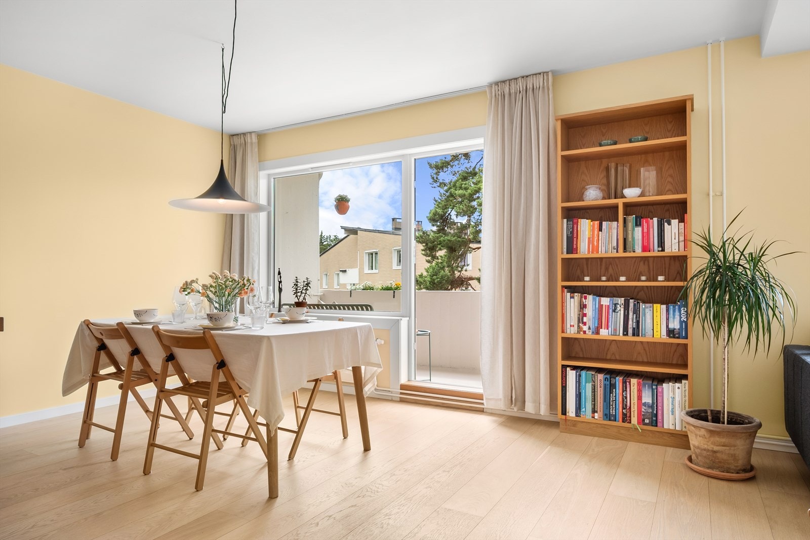 Store vindusflater gir gode lys- og solforhold Galleribilde