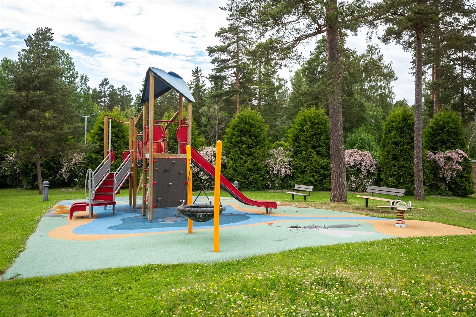 Borettslagets fellesområder er pent opparbeidet med lekeplasser, sittegrupper m.m. Galleribilde