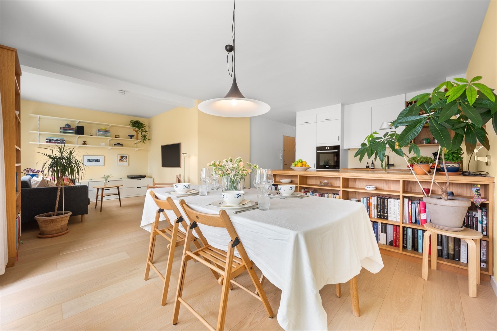 Leiligheten har en åpen stue og kjøkkenløsning som gir en sosial og hyggelig atmosfære Galleribilde