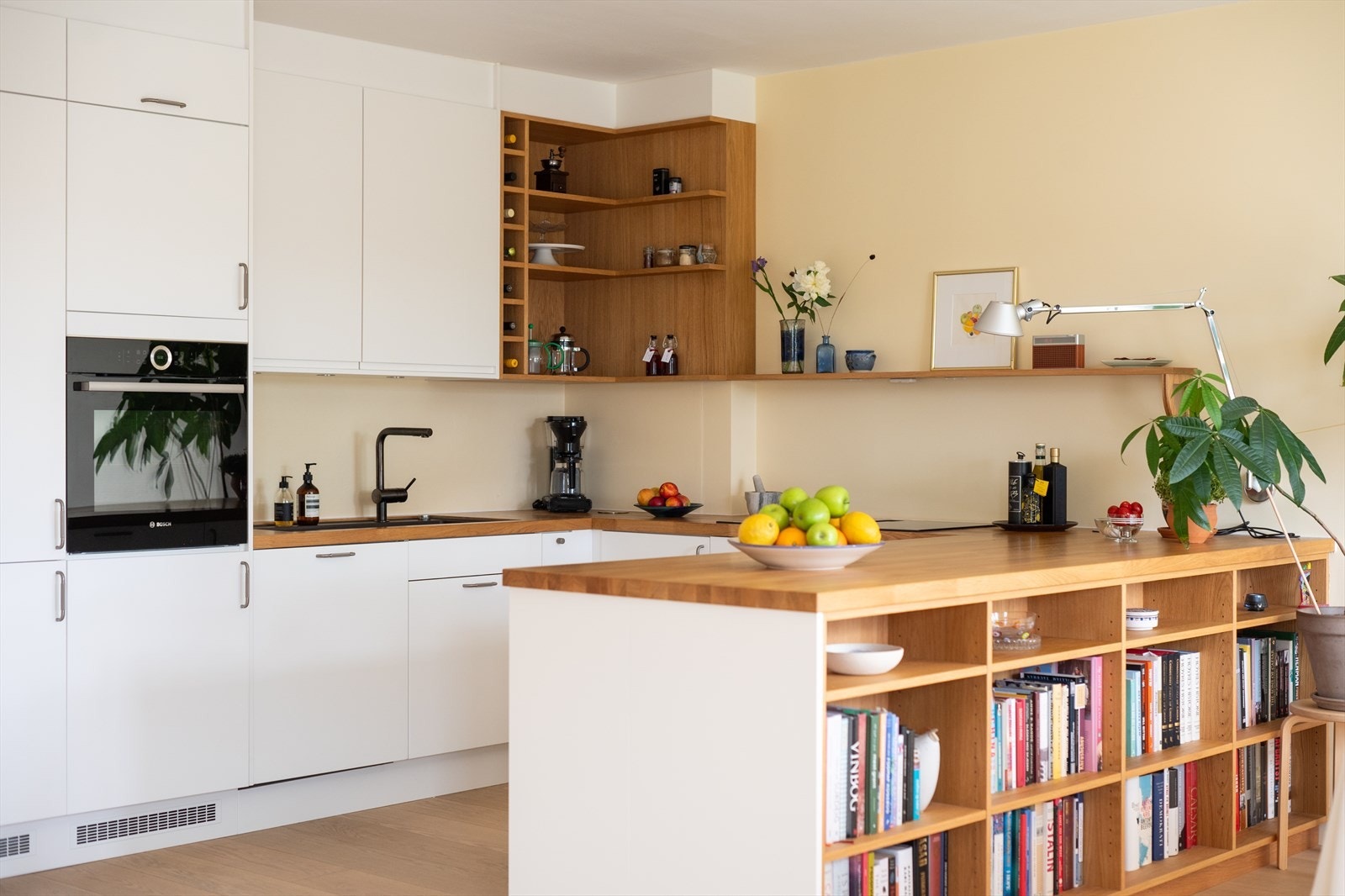 Lekkert Epoq kjøkken fra 2022 med flotte detaljer og praktiske løsninger. Hylle i hjørne og under benken er snekret av en møbelsnekker Galleribilde