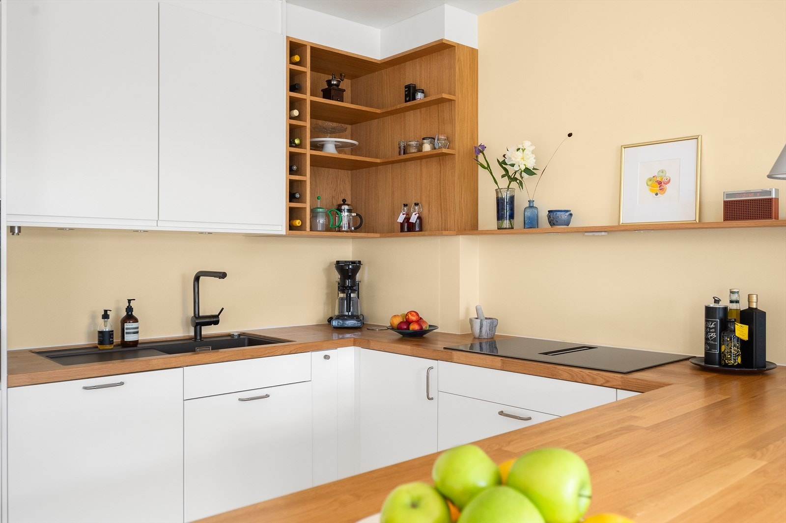 Kjøkkenet har godt med oppbevaringsplass i over- og underskap Galleribilde