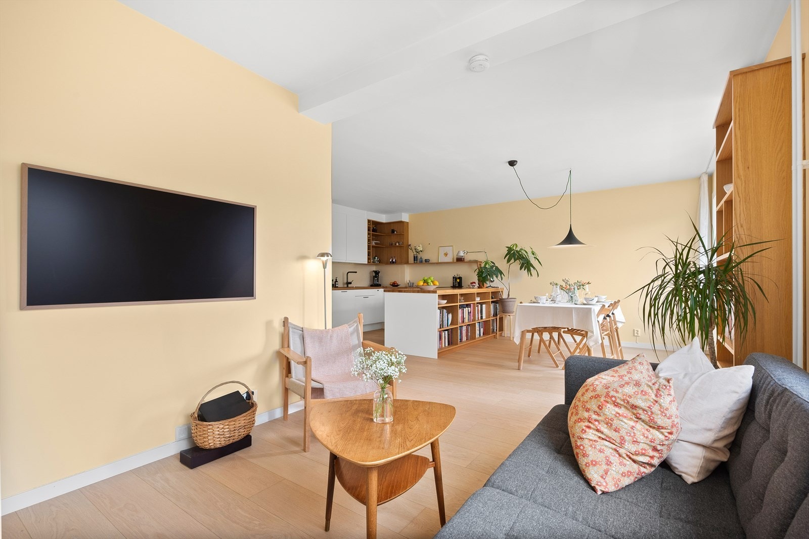 I stuen er det 1-stavs eikeparkett fra 2022, samt fine malte overflater Galleribilde