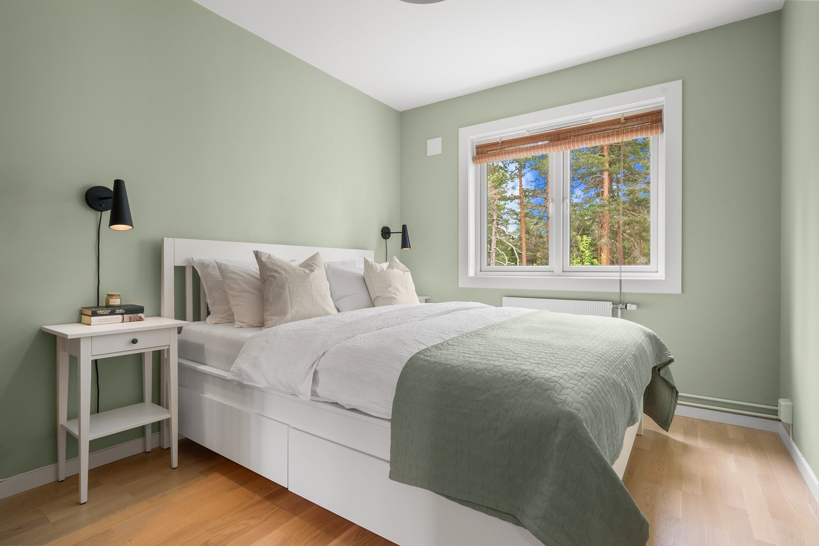 Rommet er vendt mot frodige og rolige omgivelser uten innsyn Galleribilde