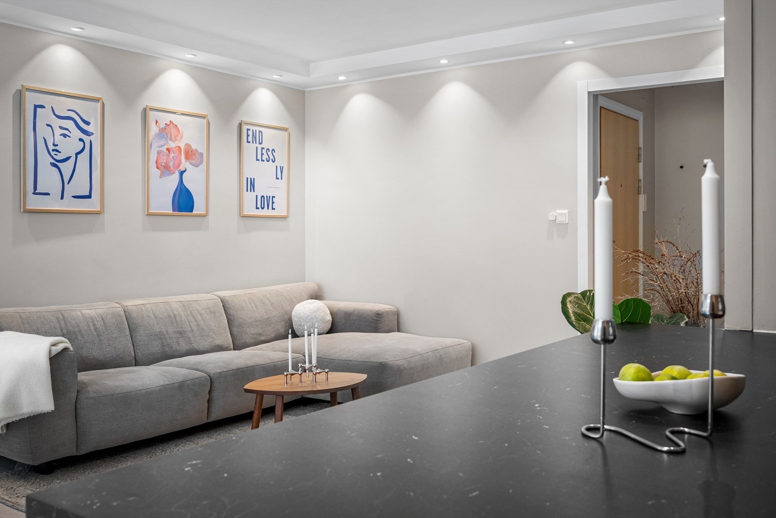 Det er montert spotter i 2022 som gir en lun og koselig stemning i stuen. Galleribilde