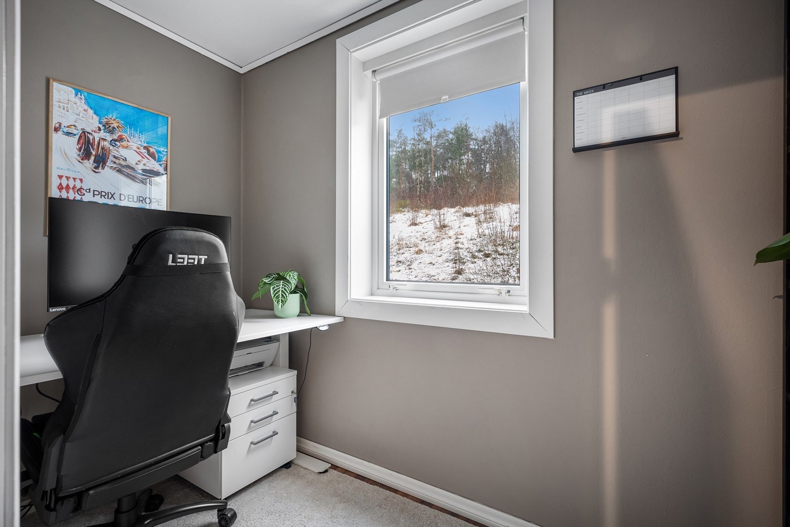 I tillegg til soverom har leiligheten et praktisk kontorrom med vindu - tilkomst fra kjøkken/stue. Galleribilde