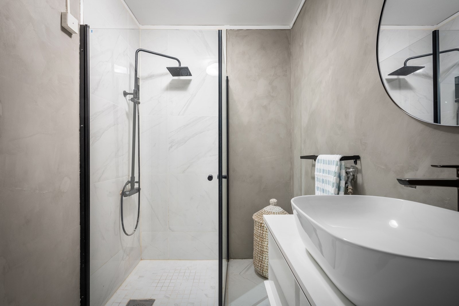 Sorte, tidsriktige detaljer på badet, samt regndusj. Galleribilde