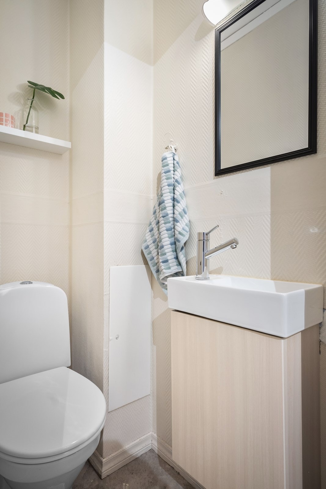 Separat toalettrom vegg i vegg med badet. Galleribilde