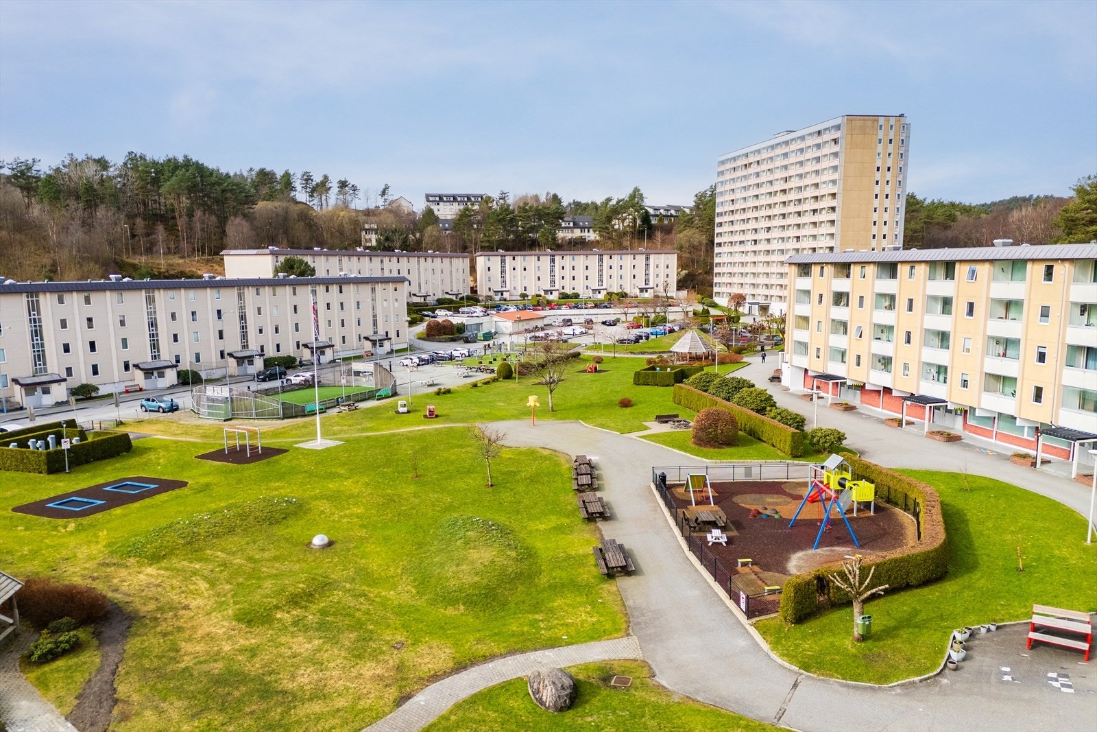 Det er rikelig med turmuligheter i umiddelbar nærhet, samt direktebuss til bl.a. Bergen sentrum 2 minutters gange fra leiligheten. Galleribilde