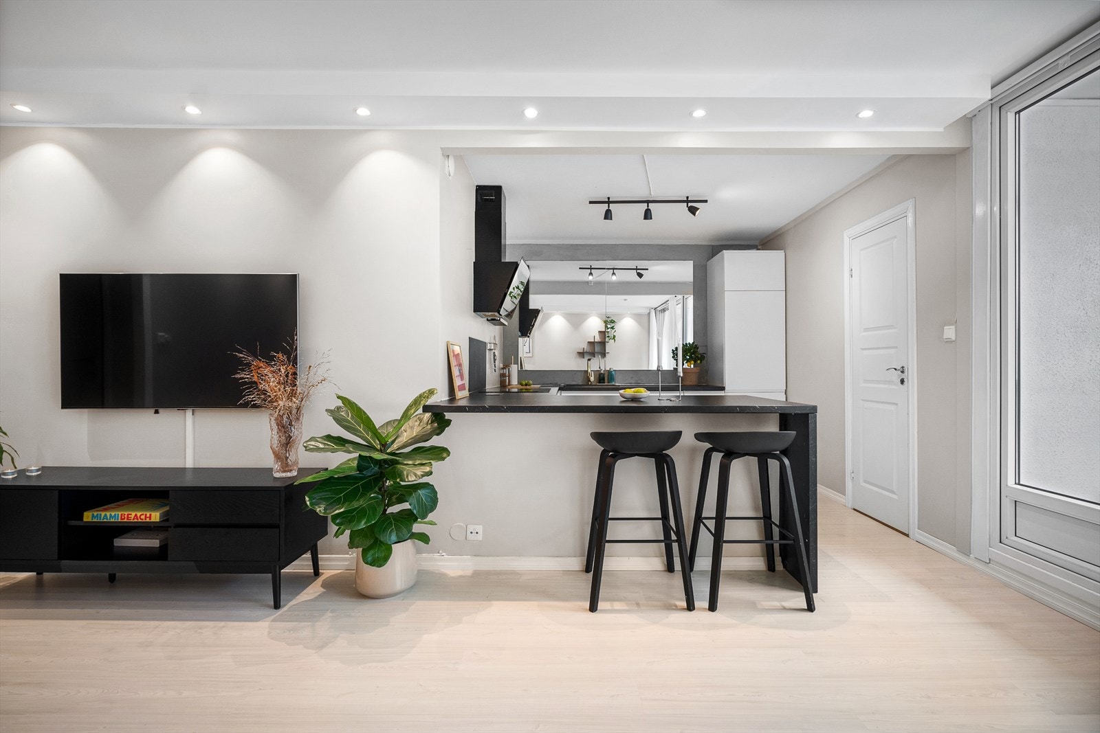 Som en av få i borettslaget, har denne leiligheten en åpen stue- og kjøkkenløsning med kjøkkenhalvøy som romdeler. Galleribilde