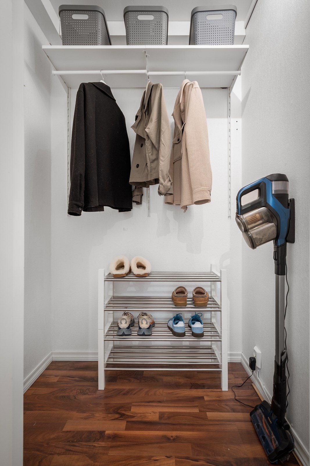 Innvendig bod med god oppbevaringsplass. Galleribilde