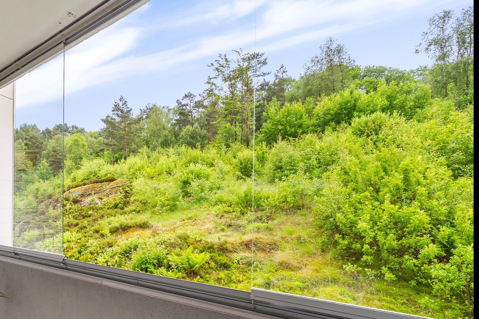 Balkongen er sørvestvendt og har naturskjønn utsikt! Galleribilde