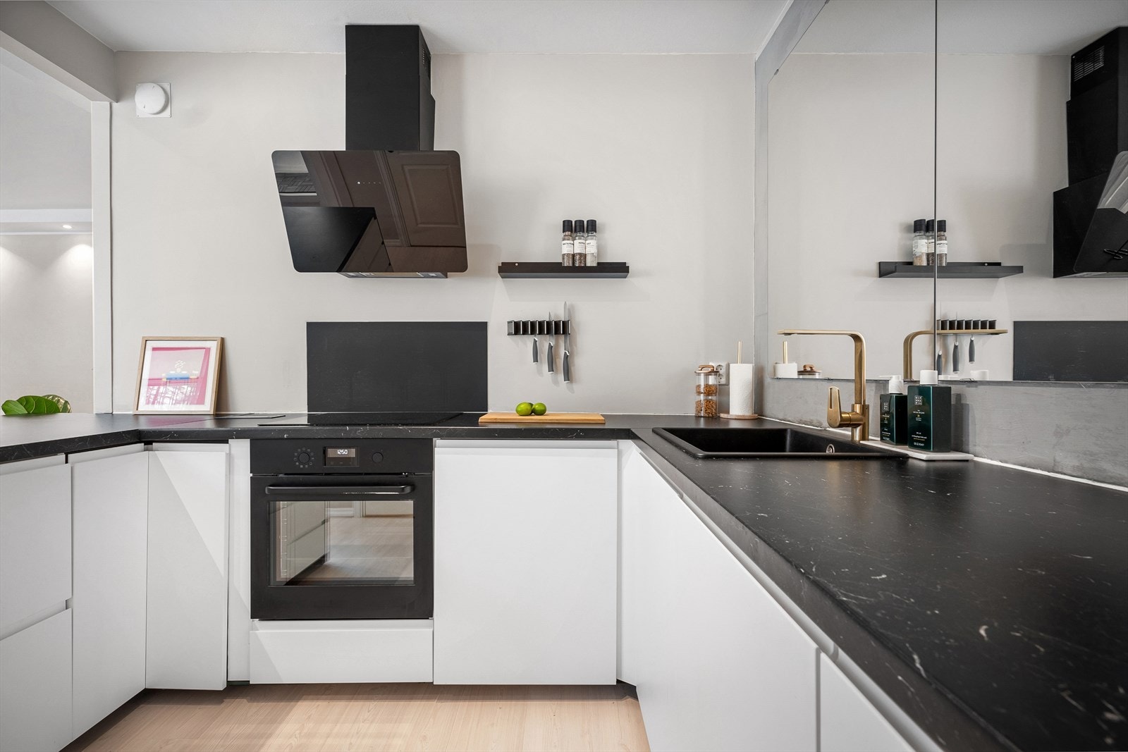 Alle hvitevarer er integrert og det er rikelig med skap- og benkeplass med kjøkkenøy i tillegg. Galleribilde