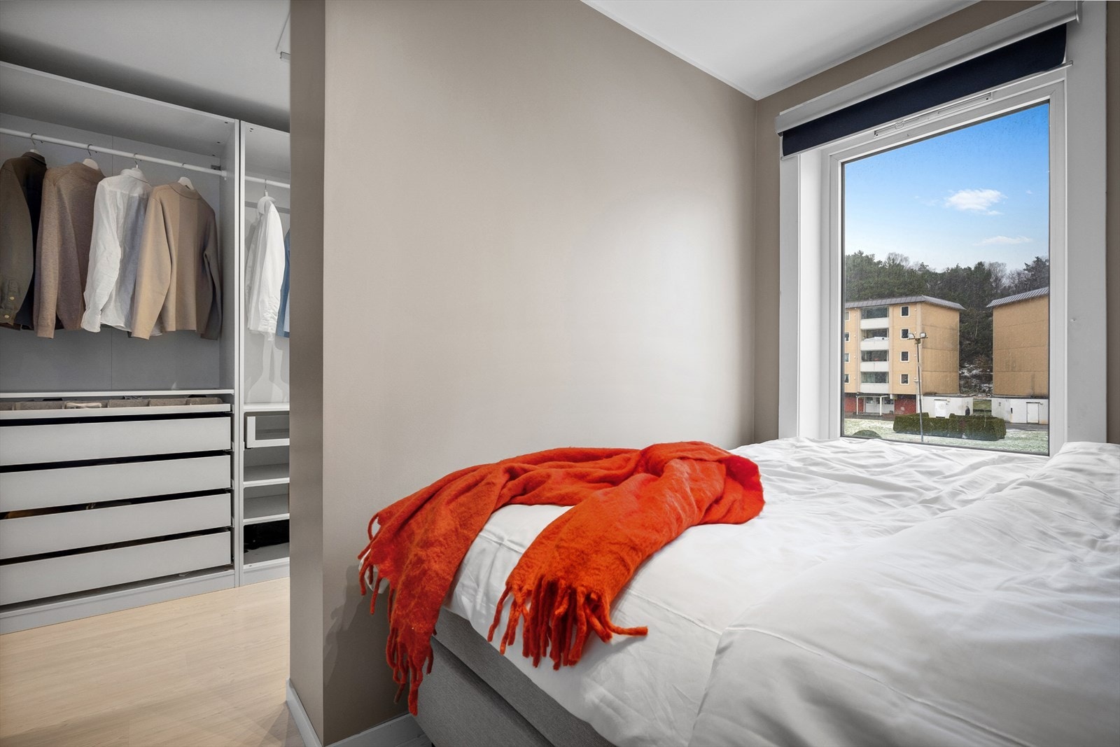 Hva med en TV over sengen? Galleribilde