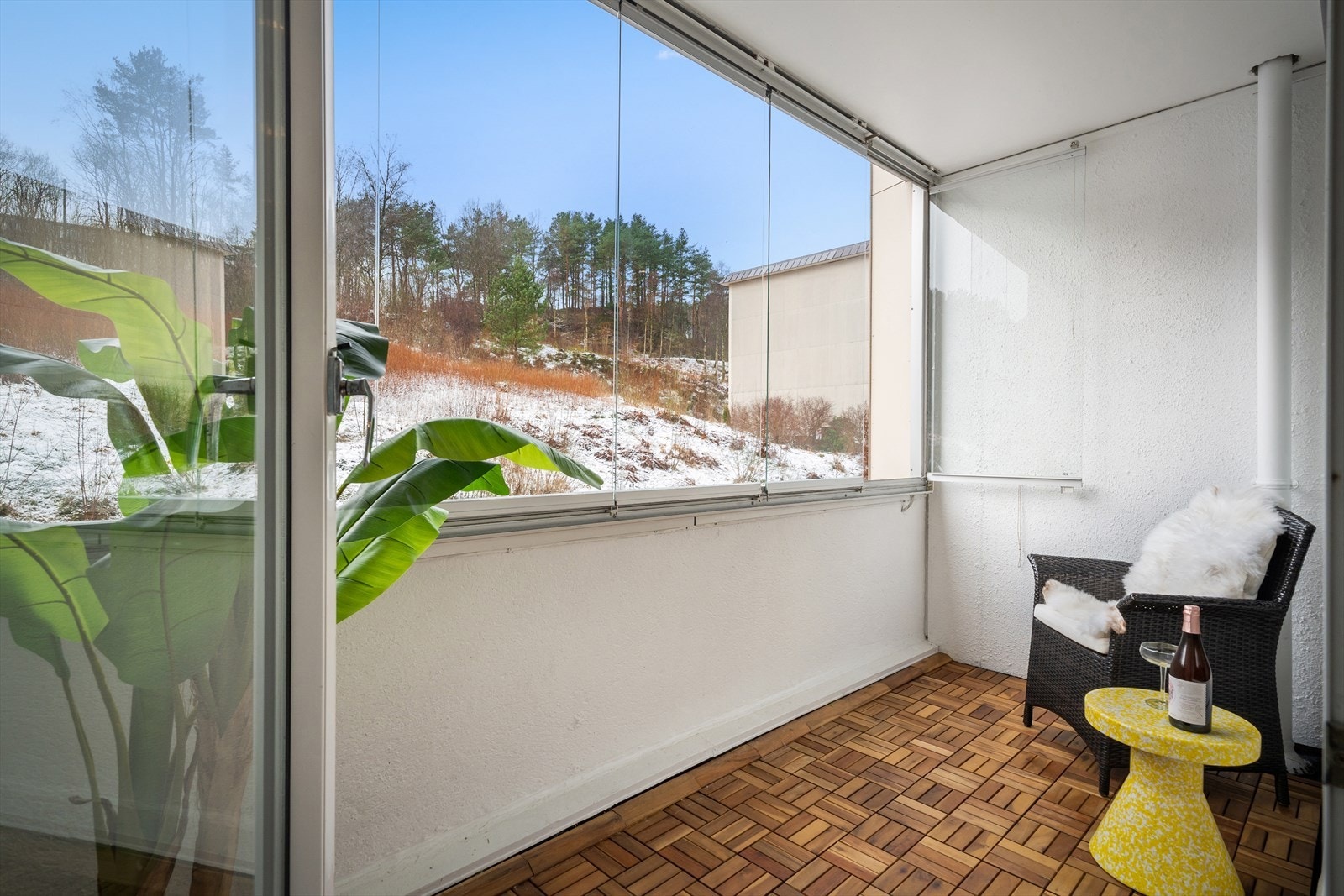 Balkongen måler 5,7 m² og har flotte treheller på gulvet. Galleribilde