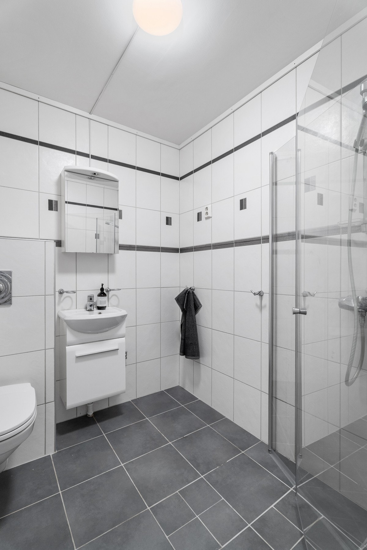 Her er det også dusjhjørne, elektriske varmekabler i gulv og opplegg for vaskemaskin. Galleribilde