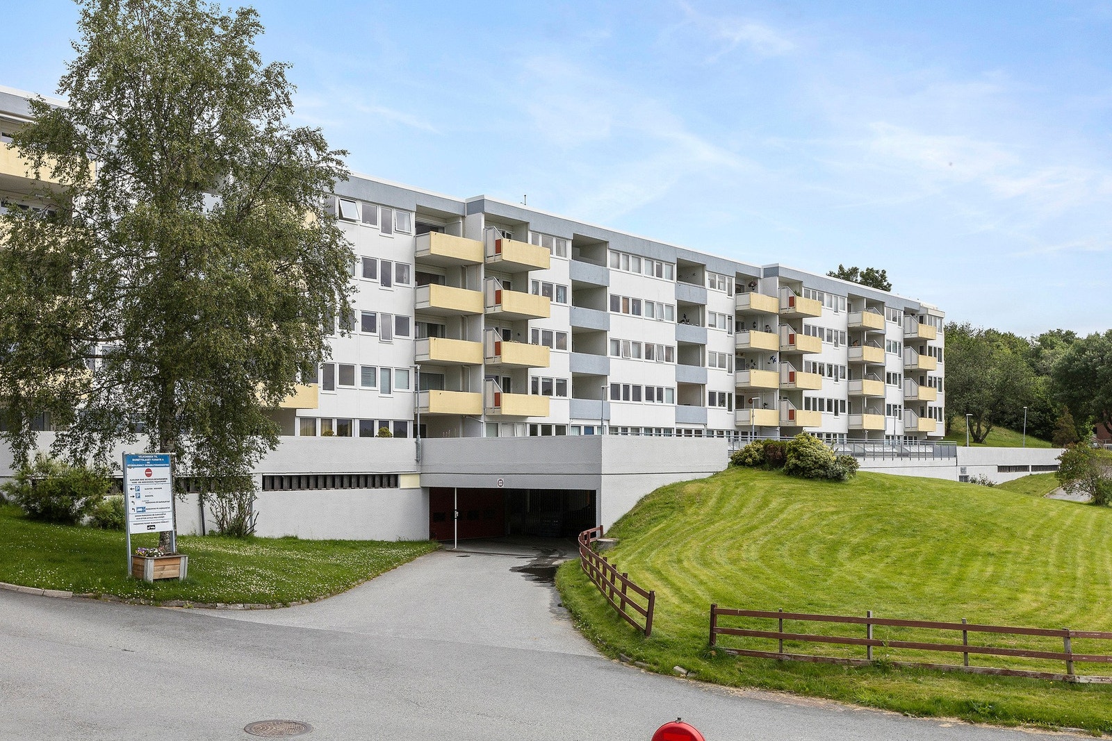 Bilen kan trygt parkeres i borettslagets garasjeanlegg. Galleribilde