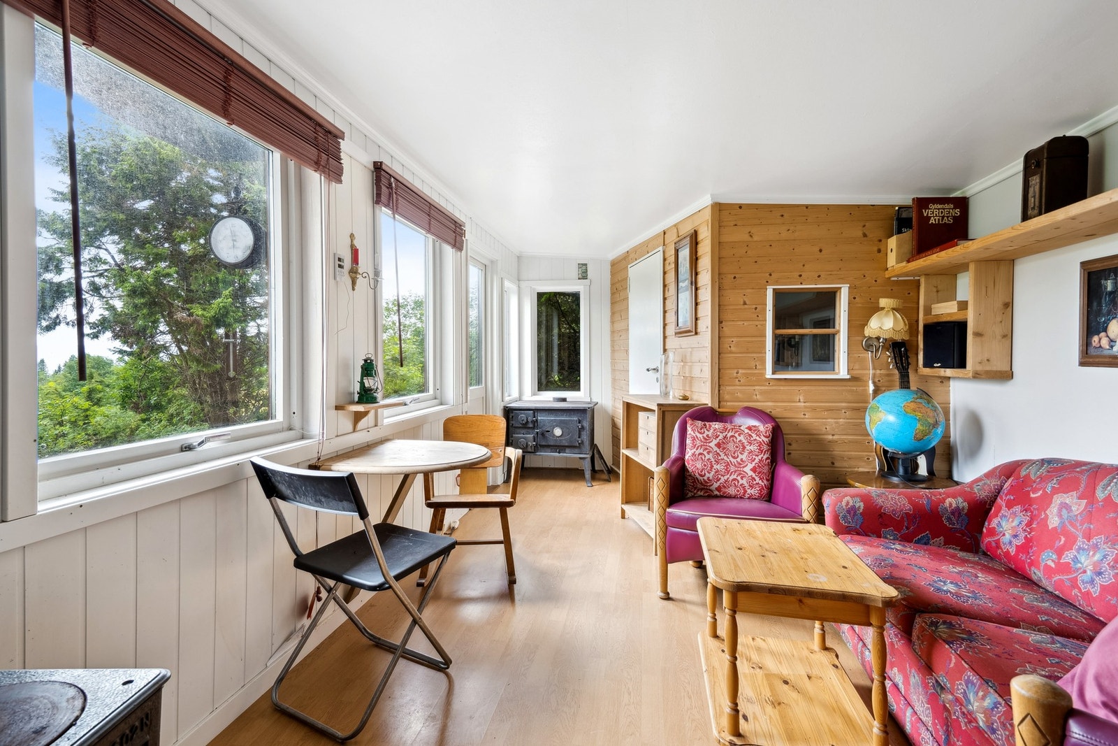 Stue med vedovn som varmekilde. Galleribilde