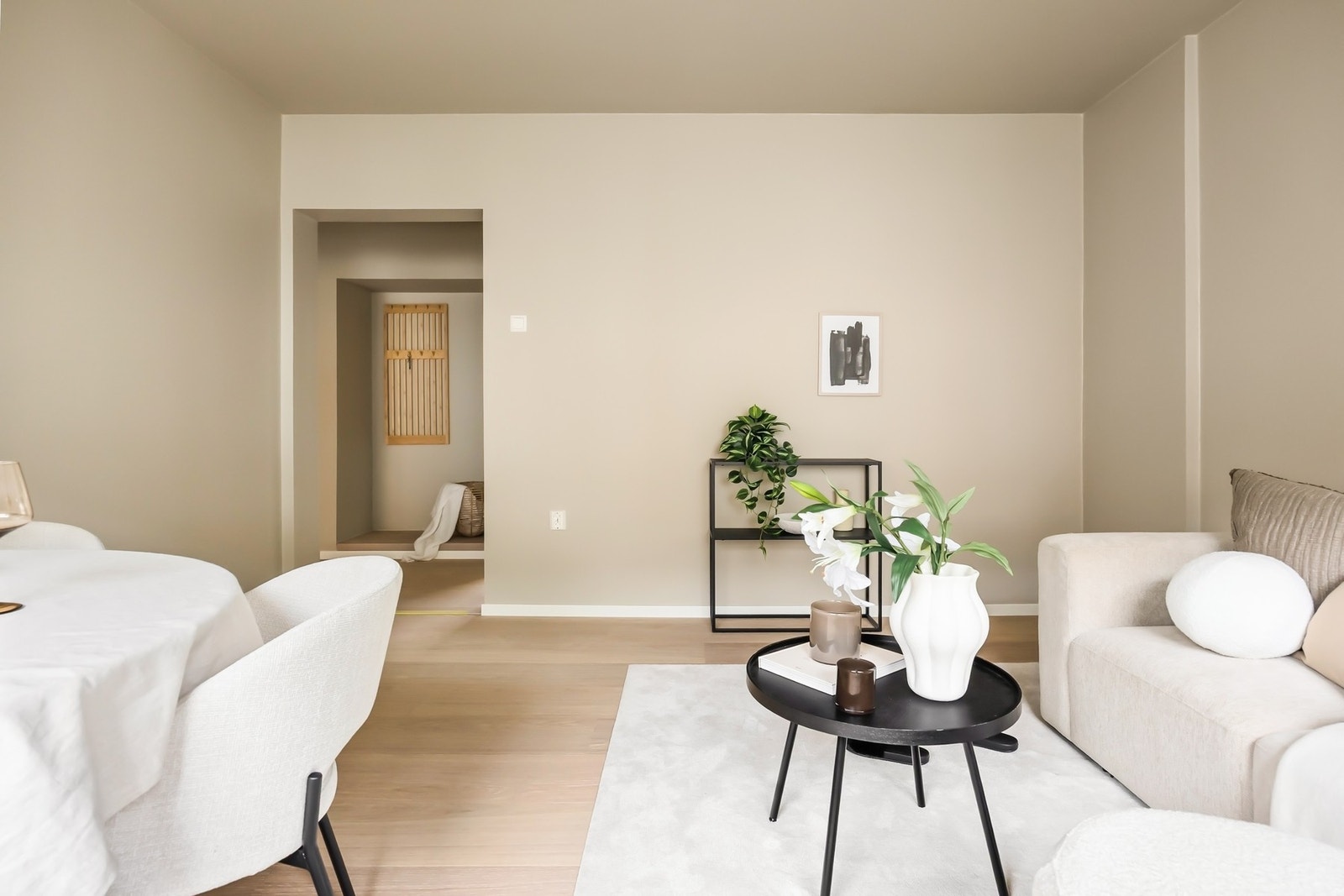 Utformingen av rommet gjør det enkelt å møblere med en sofa av god størrelse, stuebord og en hyggelig spisegruppe. Galleribilde