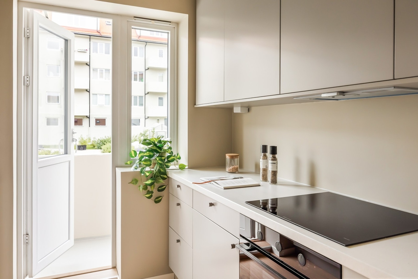 Innredningen består av slette fronter, laminat benkeplate, ståloppvaskkum og ventilator. Galleribilde