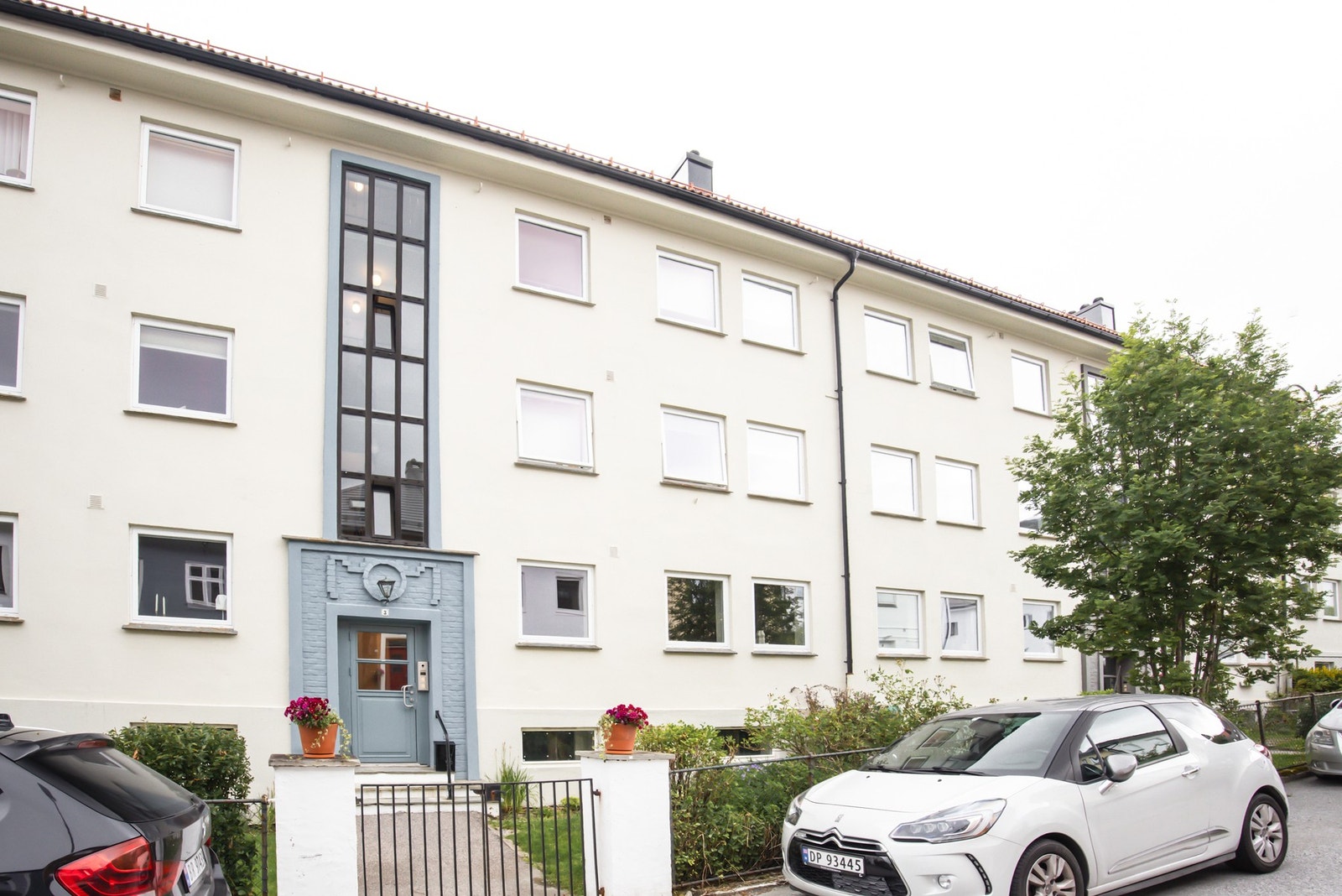 Soneparkering i gaten. Galleribilde