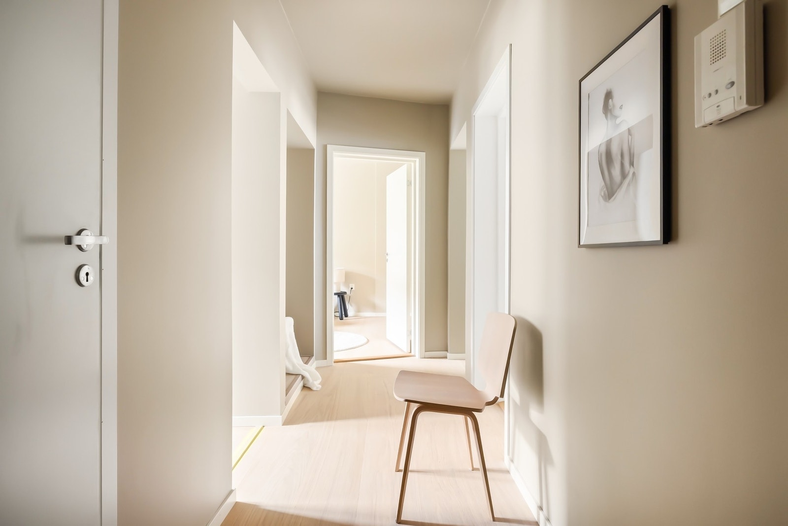 Her er det god plass til å henge fra seg yttertøy og sko. Galleribilde