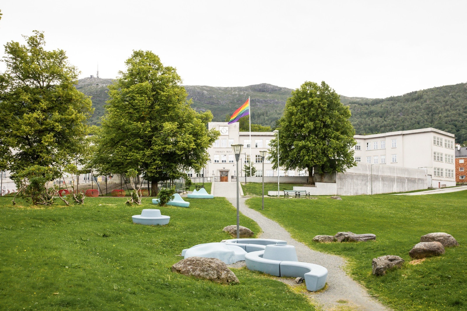 HVL ligger kun 13 min gange fra leiligheten. Andre studiesteder som blant annet BI, UIB og NHH ligger enten en kort tur unna med sykkel, bybane eller buss. Galleribilde