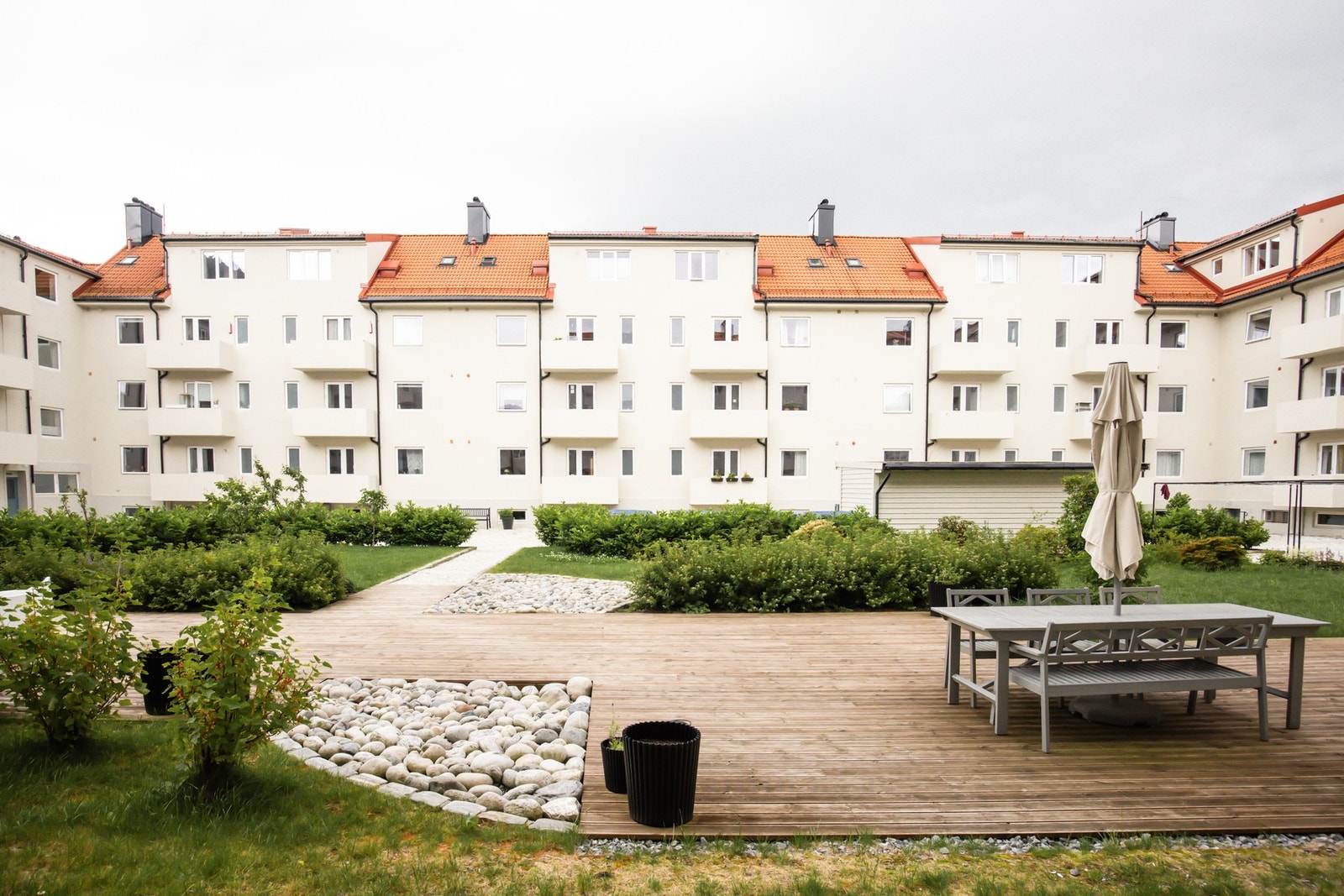 Borettslaget ligger tilbaketrukket i rolige omgivelser uten trafikkstøy, samtidig som man har alt man måtte trenge like i nærheten. Galleribilde