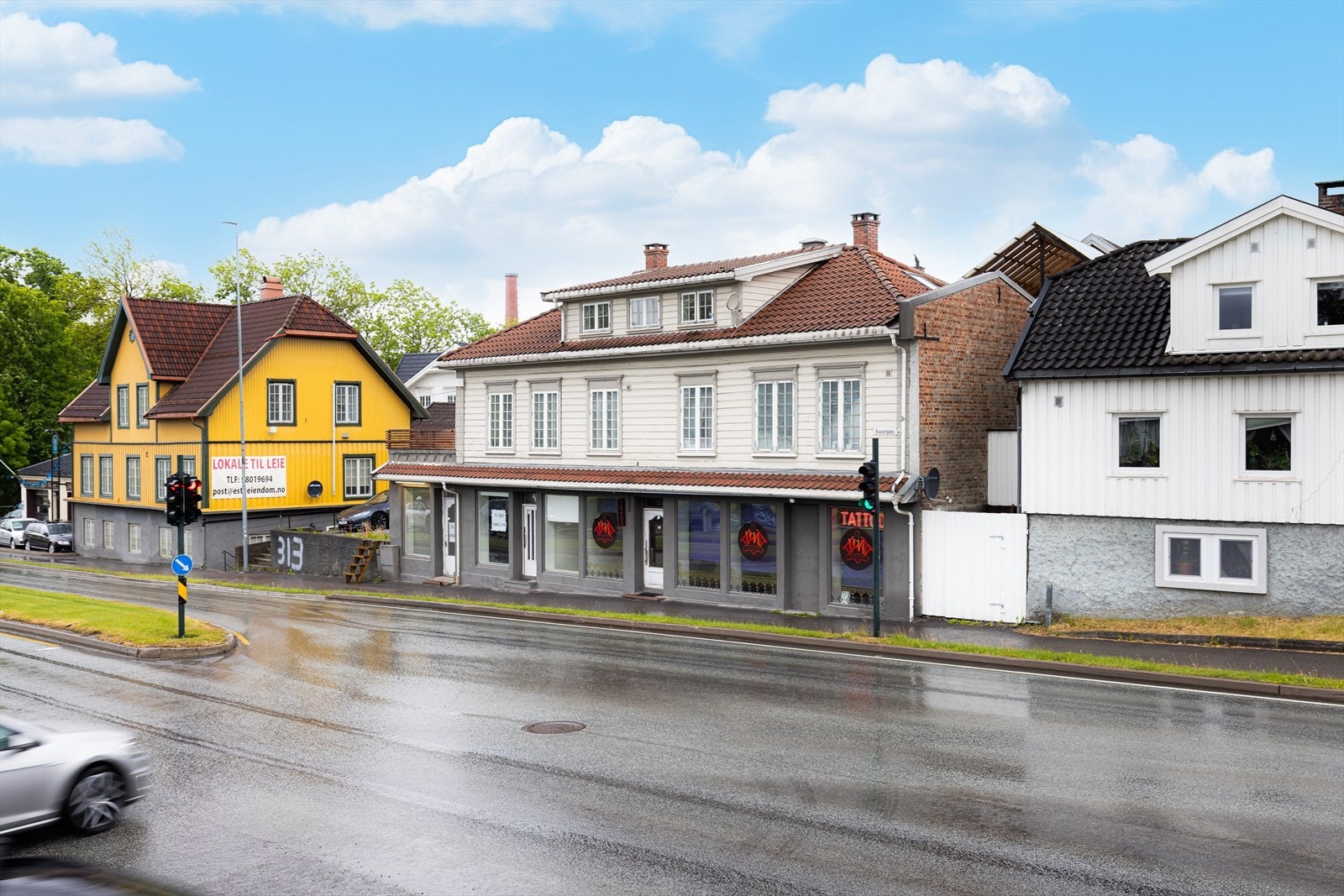 Innholdsrik eiendom med to boenheter i henholdsvis 1. og 2. etasje, og en næringsdel i underetasjen innredet med tre næringslokaler. Galleribilde