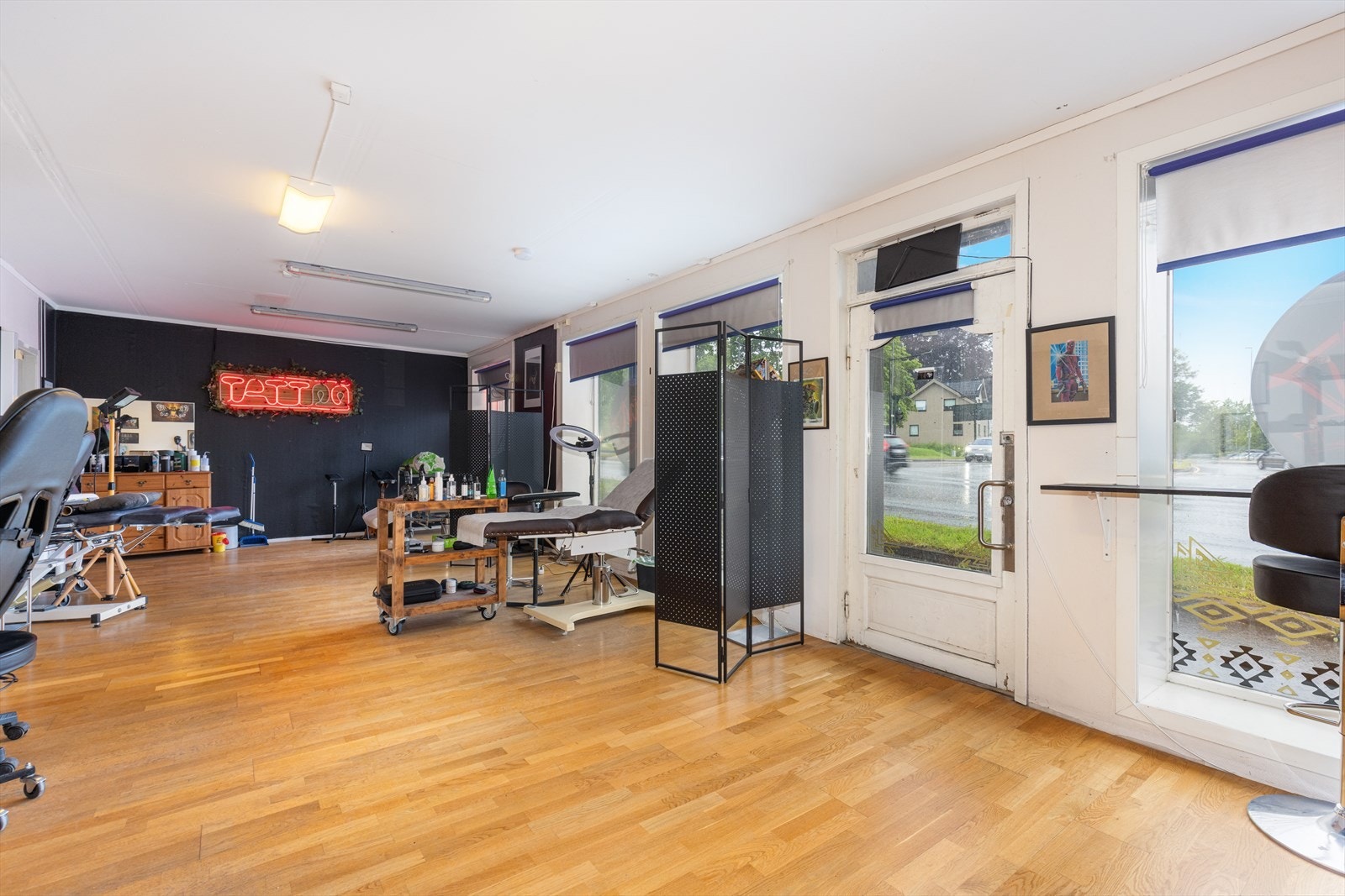 Alle tre lokalene har separate innganger fra gateplan mot vest. Det er i tillegg lagerrom, boder, enkelt kjøkken og et toalettrom i underetasjen. Galleribilde