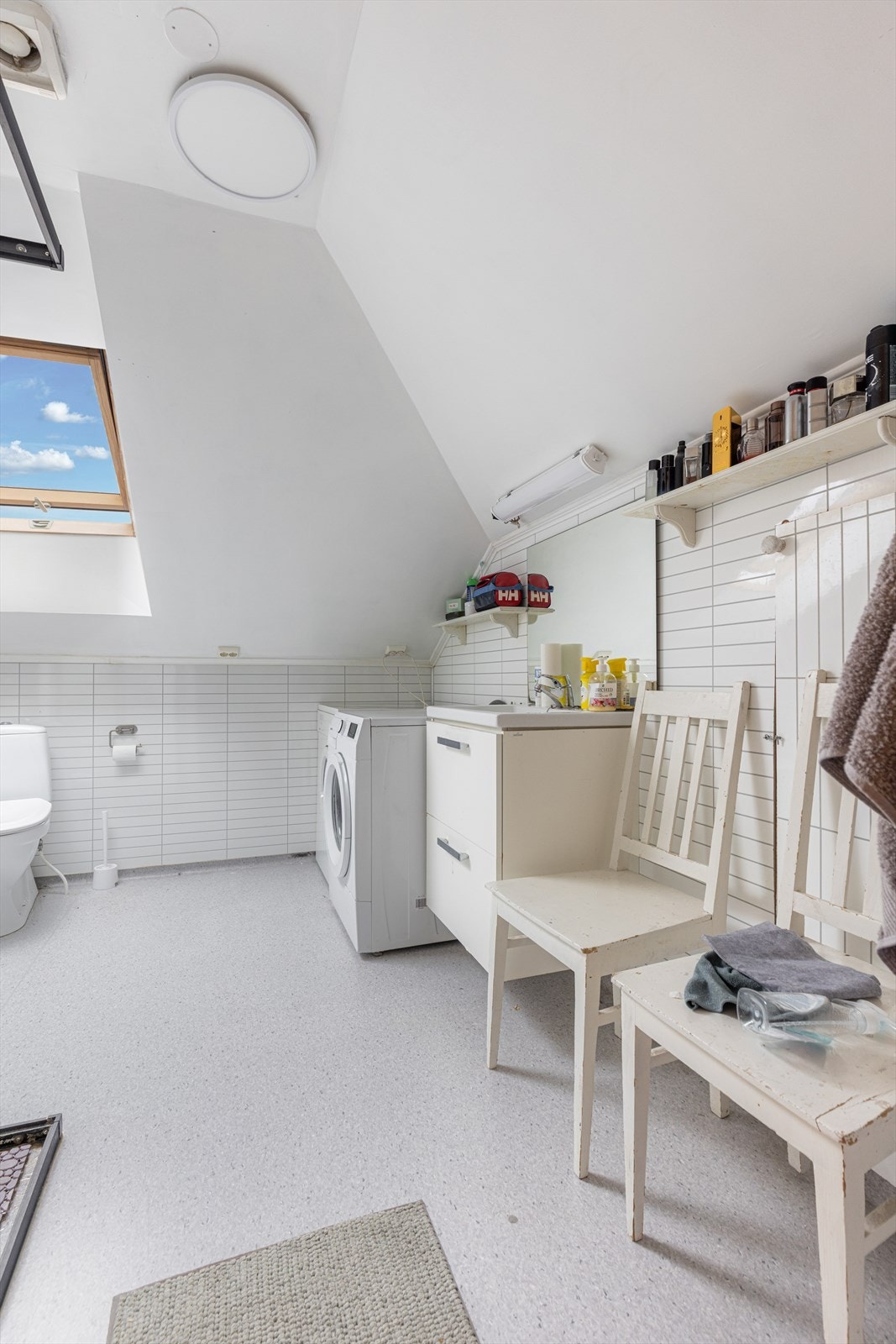 Baderommet ligger med tilkomst fra stuen, hvor det er opplyst at badet er delvis pusset opp i ca. 2017. Her er det vinylbelegg på gulv og baderomsplater på vegger. Galleribilde