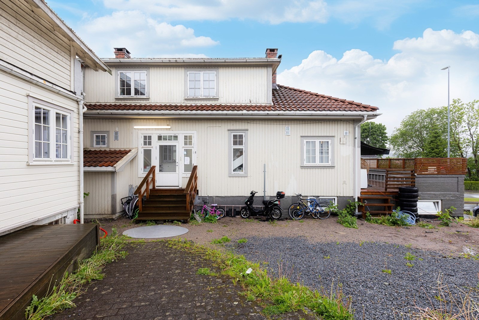Her er det gangavstand til Herkules kjøpesenter med et rikt utvalg av butikker, kafeer og dagligvareforretningen Meny. For øvrig også kort gange inn til Skiens sentrumsgater med alle byens fasiliteter og servicetilbud. Galleribilde